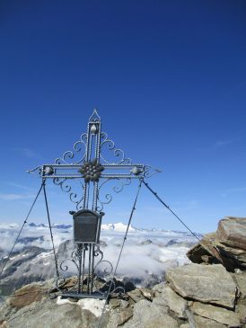 Gipfelkreuz des Hohen Riffls. Im Hintergrund der Großvenediger.