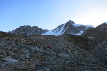 Am Zustieg, im Hintergrund der Gran Paradiso und links vom Gipfel die Nordwestwand